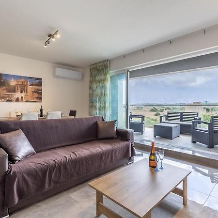 3 Bedroom Apartment - Walking Distance From Airport Gudja Extérieur photo