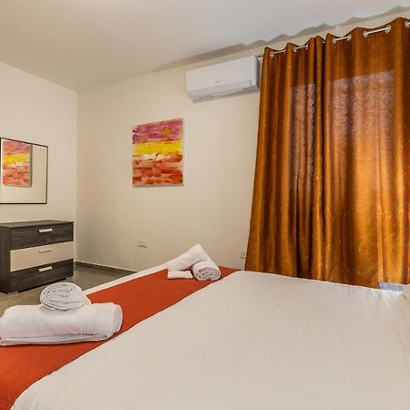 3 Bedroom Apartment - Walking Distance From Airport Gudja Extérieur photo