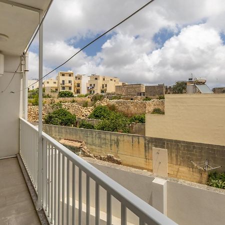 3 Bedroom Apartment - Walking Distance From Airport Gudja Extérieur photo