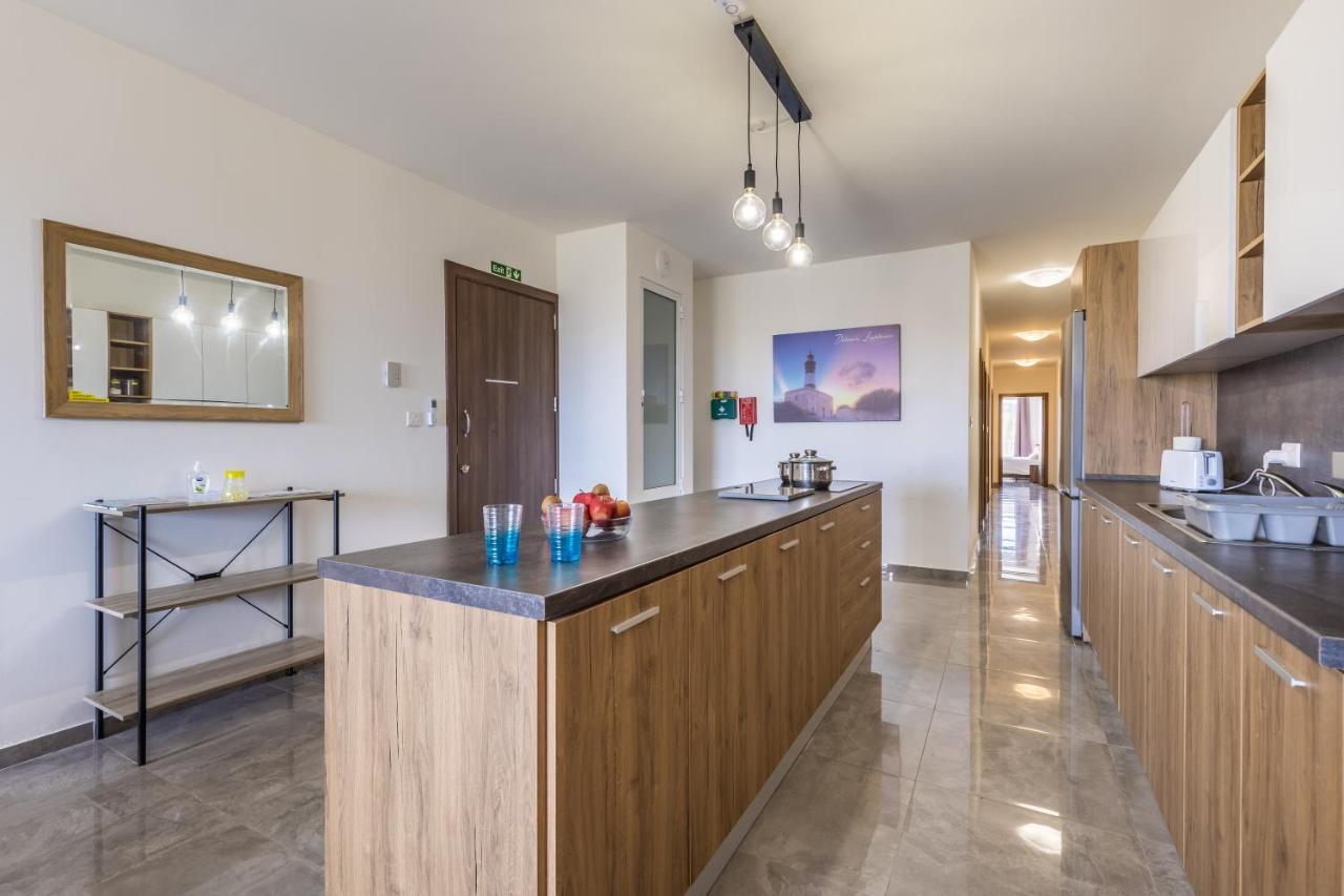 3 Bedroom Apartment - Walking Distance From Airport Gudja Extérieur photo