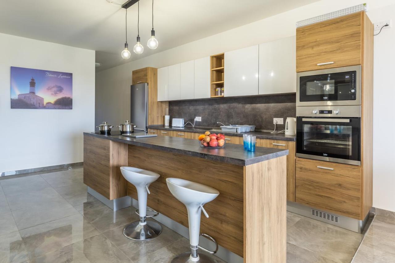 3 Bedroom Apartment - Walking Distance From Airport Gudja Extérieur photo