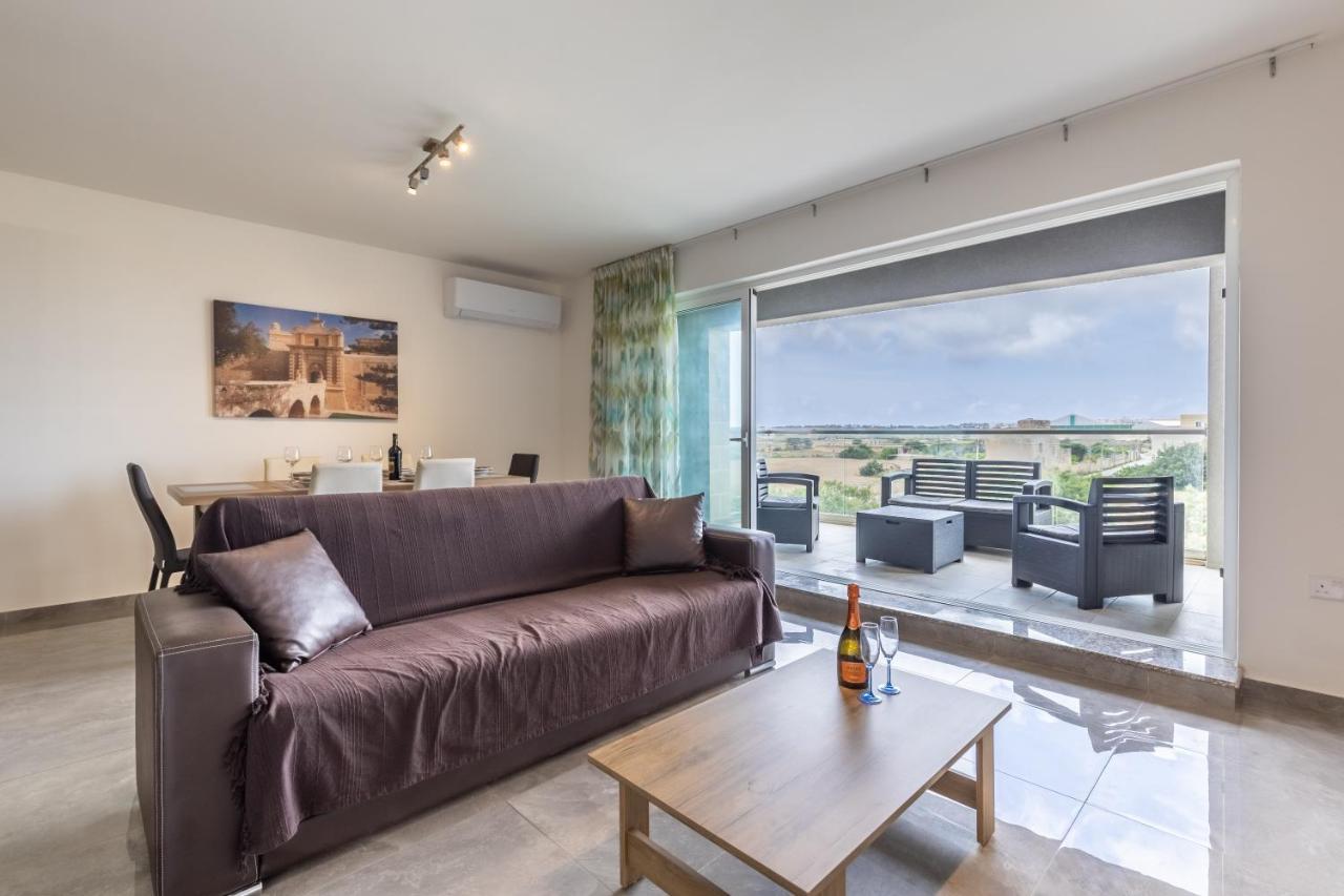 3 Bedroom Apartment - Walking Distance From Airport Gudja Extérieur photo