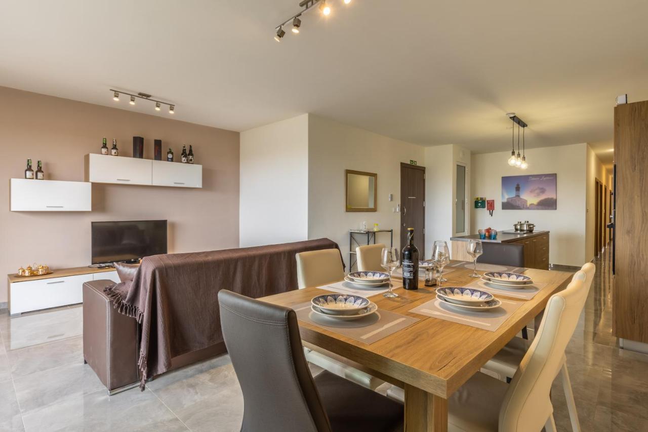 3 Bedroom Apartment - Walking Distance From Airport Gudja Extérieur photo