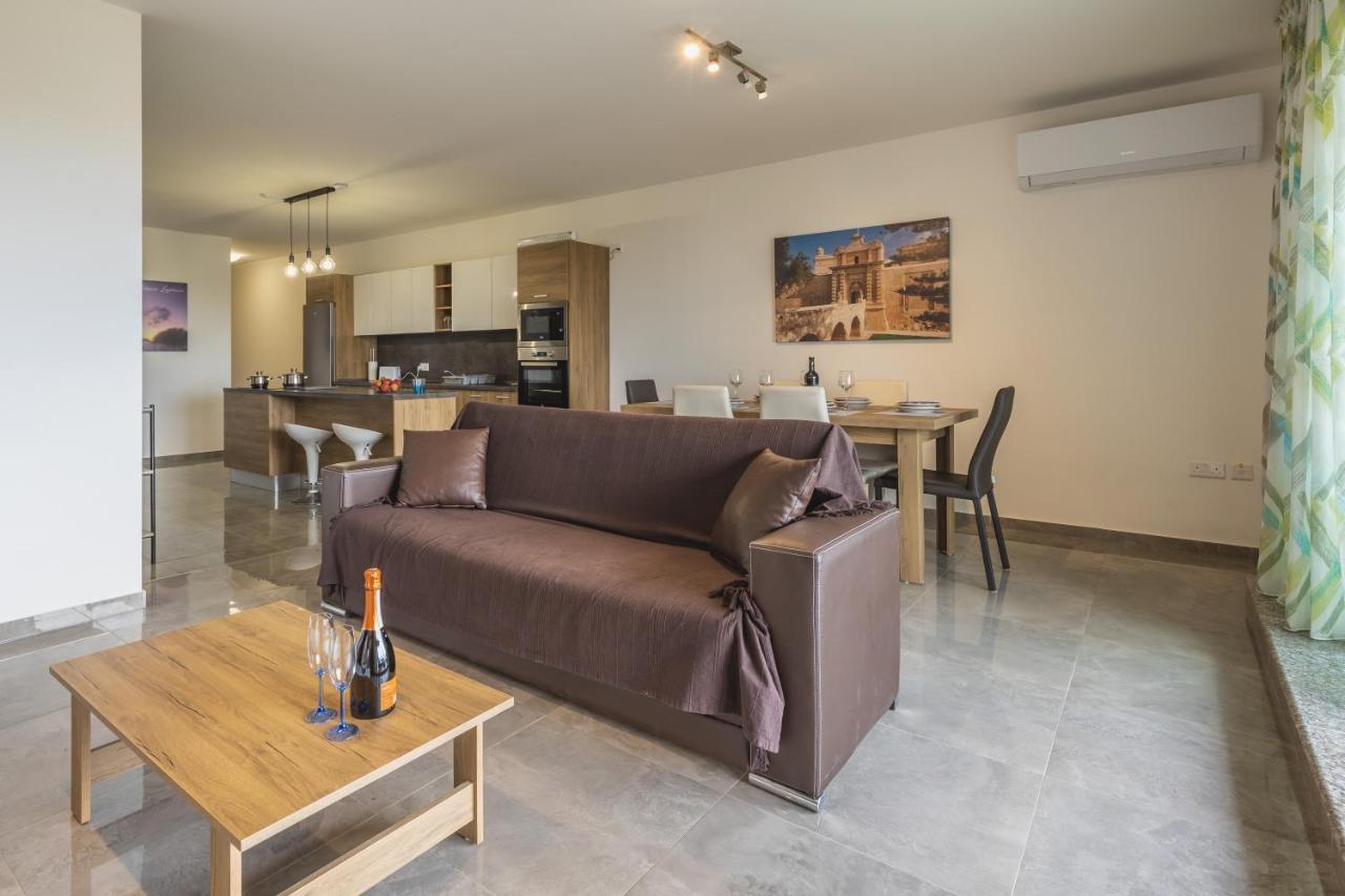 3 Bedroom Apartment - Walking Distance From Airport Gudja Extérieur photo