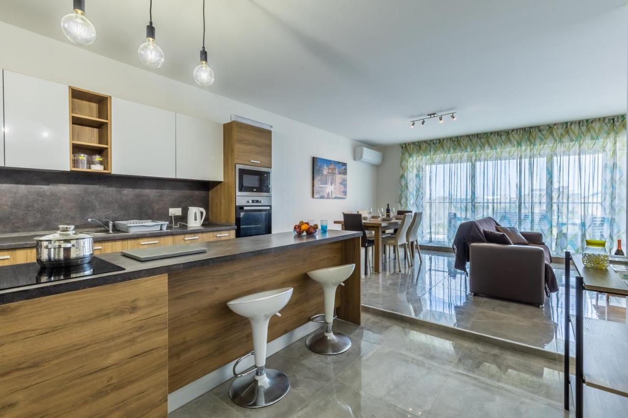 3 Bedroom Apartment - Walking Distance From Airport Gudja Extérieur photo