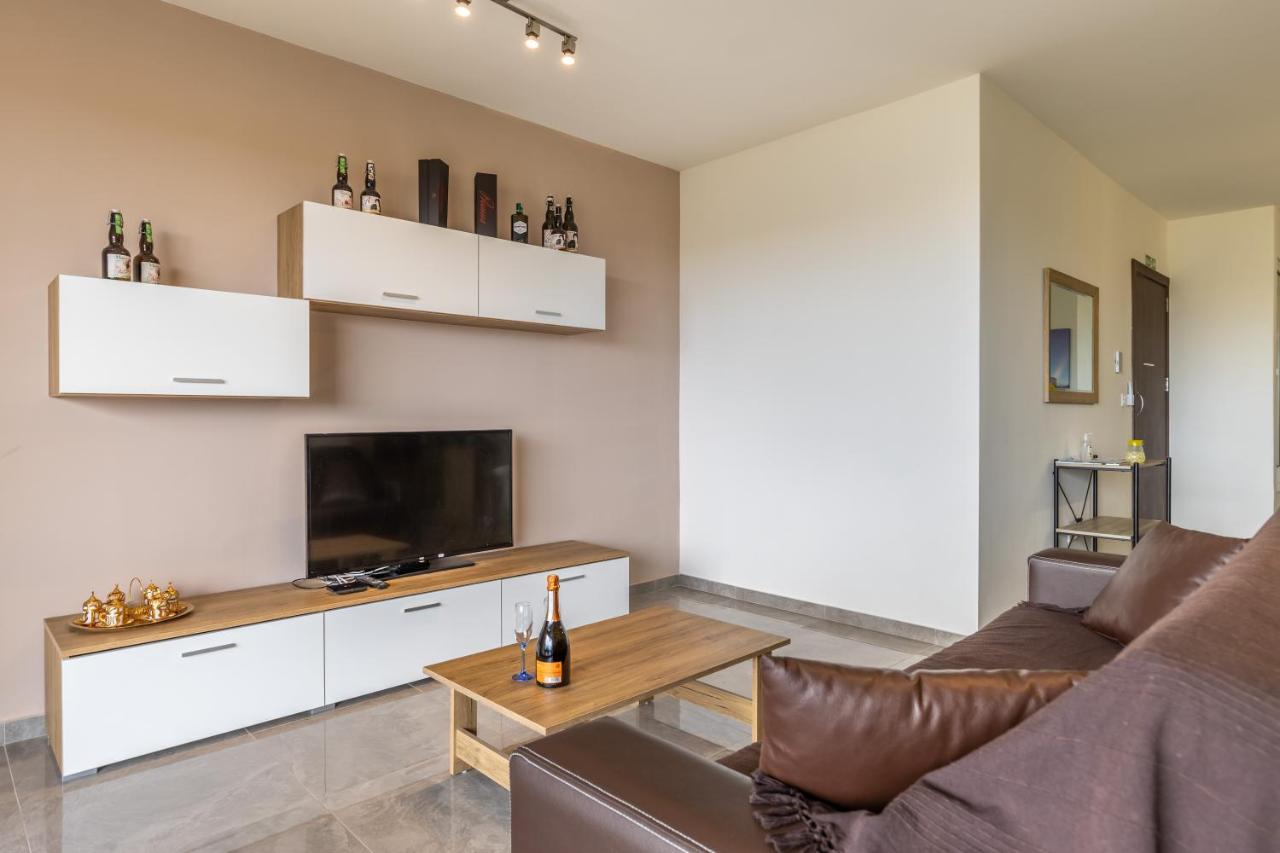 3 Bedroom Apartment - Walking Distance From Airport Gudja Extérieur photo