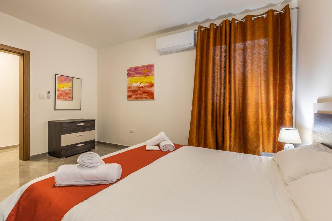 3 Bedroom Apartment - Walking Distance From Airport Gudja Extérieur photo