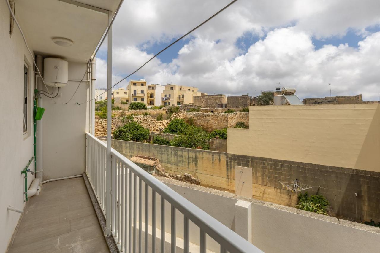3 Bedroom Apartment - Walking Distance From Airport Gudja Extérieur photo