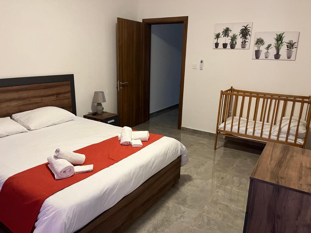 3 Bedroom Apartment - Walking Distance From Airport Gudja Extérieur photo