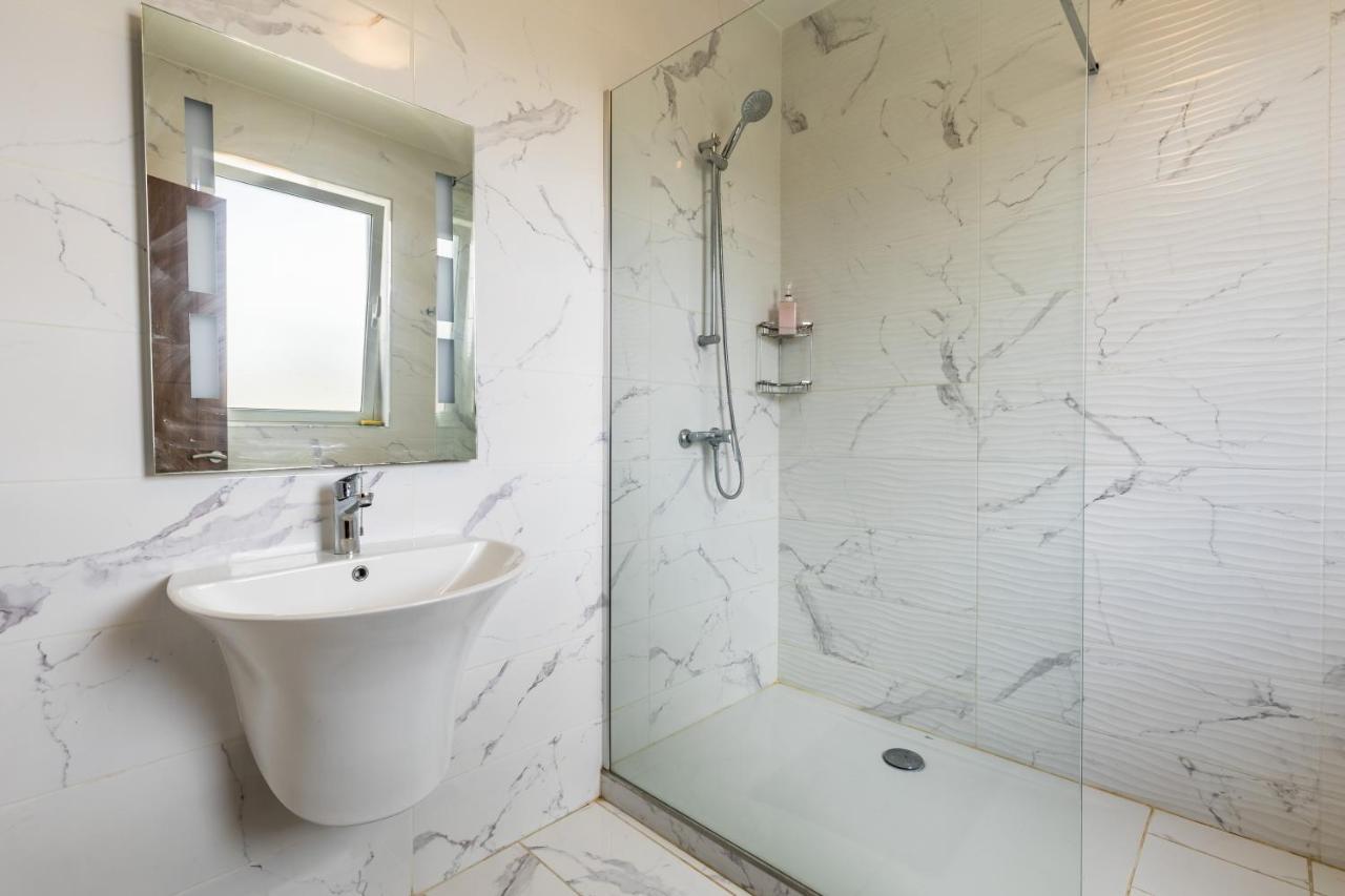 3 Bedroom Apartment - Walking Distance From Airport Gudja Extérieur photo