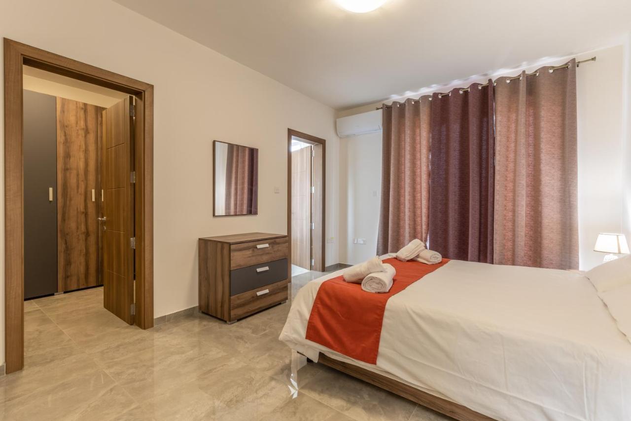 3 Bedroom Apartment - Walking Distance From Airport Gudja Extérieur photo