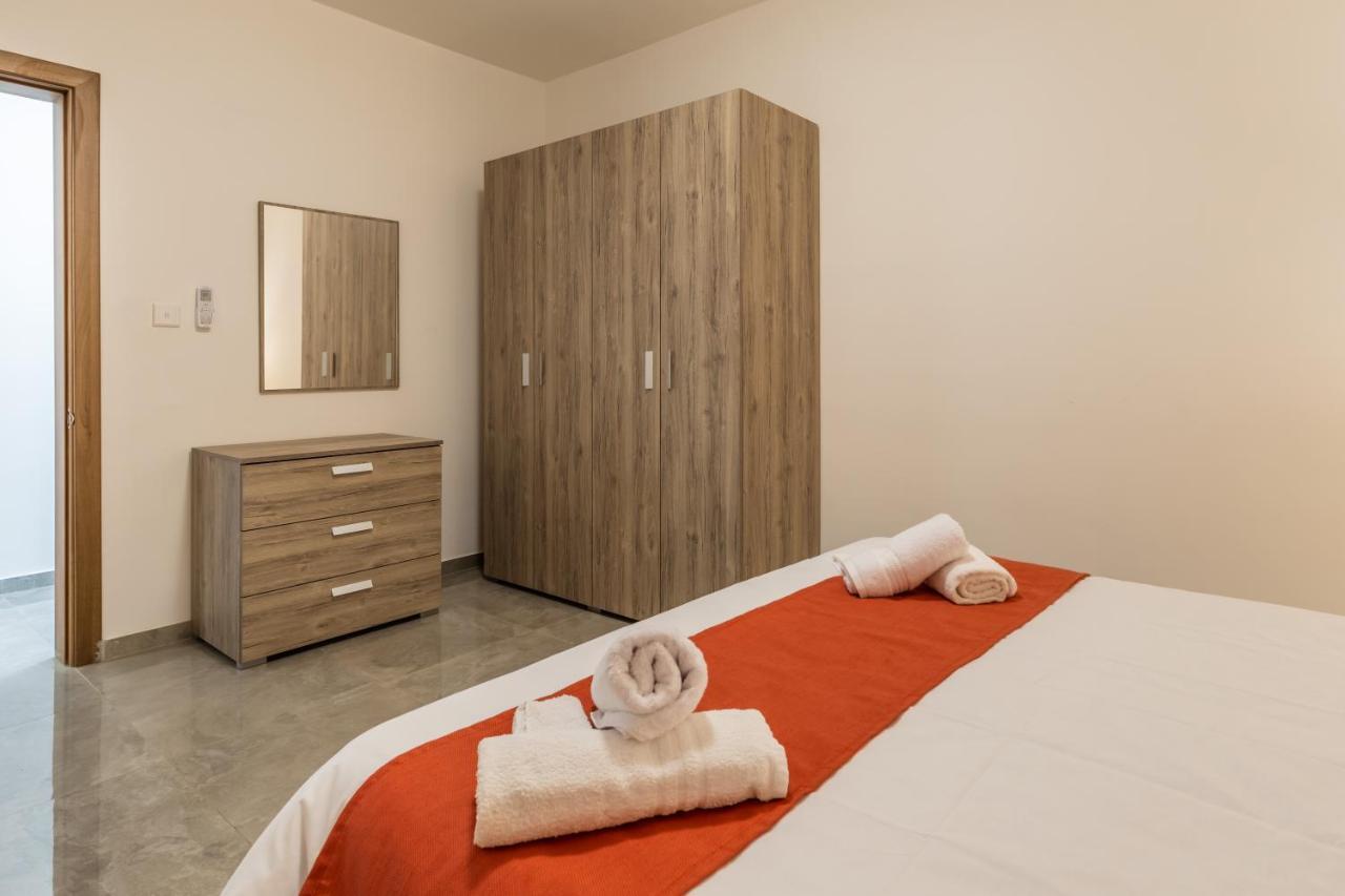 3 Bedroom Apartment - Walking Distance From Airport Gudja Extérieur photo