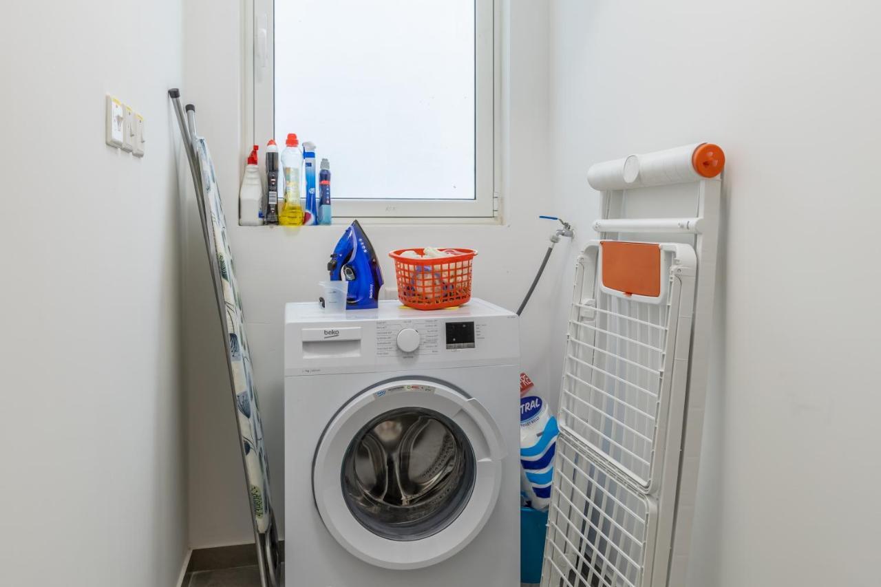 3 Bedroom Apartment - Walking Distance From Airport Gudja Extérieur photo