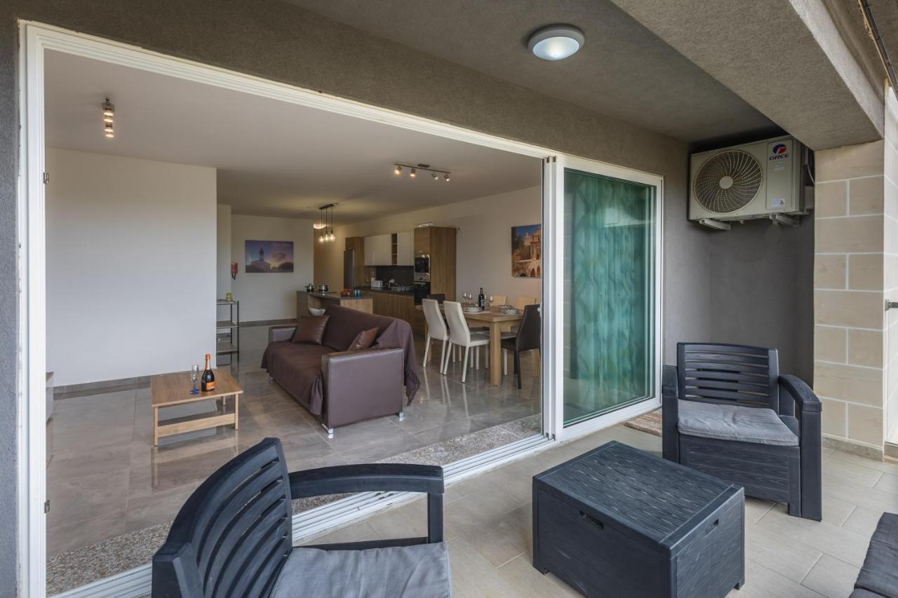 3 Bedroom Apartment - Walking Distance From Airport Gudja Extérieur photo