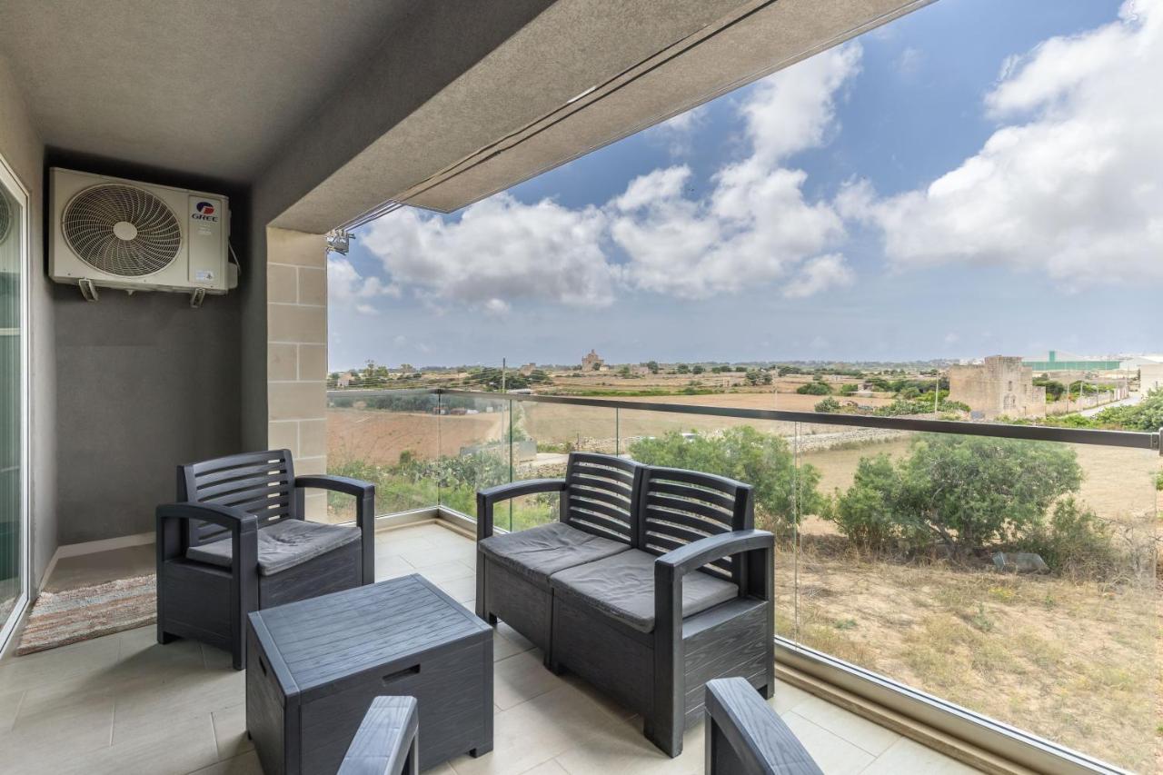3 Bedroom Apartment - Walking Distance From Airport Gudja Extérieur photo