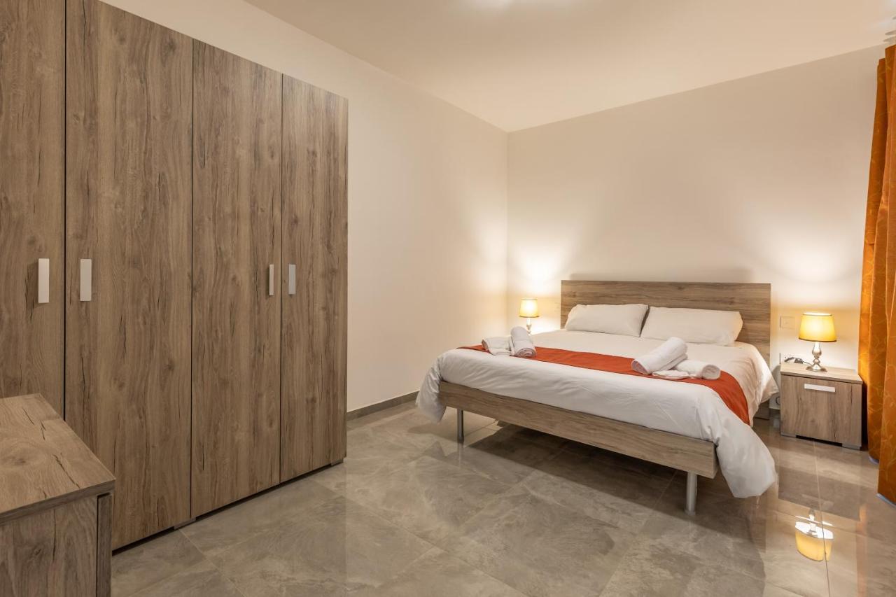 3 Bedroom Apartment - Walking Distance From Airport Gudja Extérieur photo