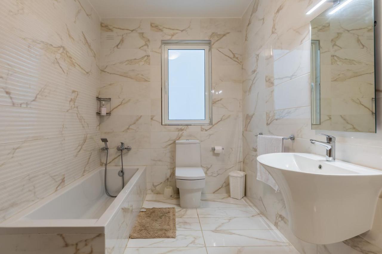 3 Bedroom Apartment - Walking Distance From Airport Gudja Extérieur photo